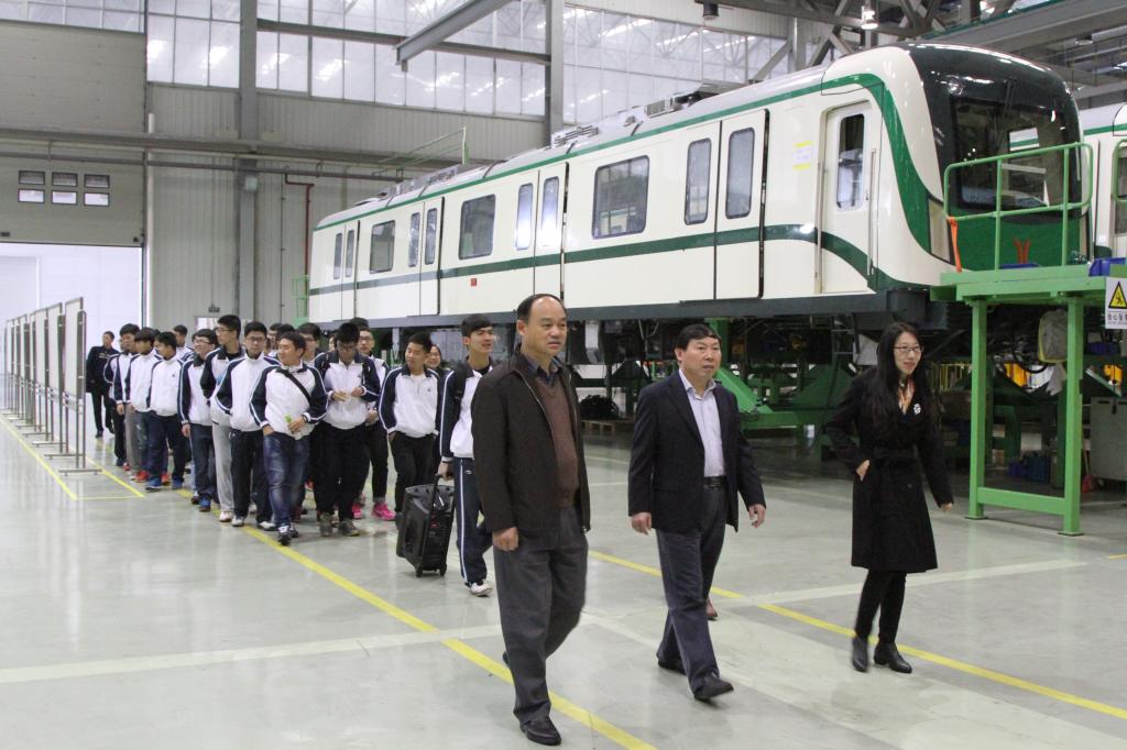 刘董事长率队现场考察南车生产车间