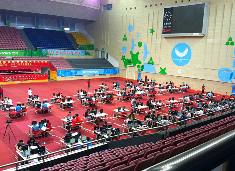 紧张激烈的比赛现场