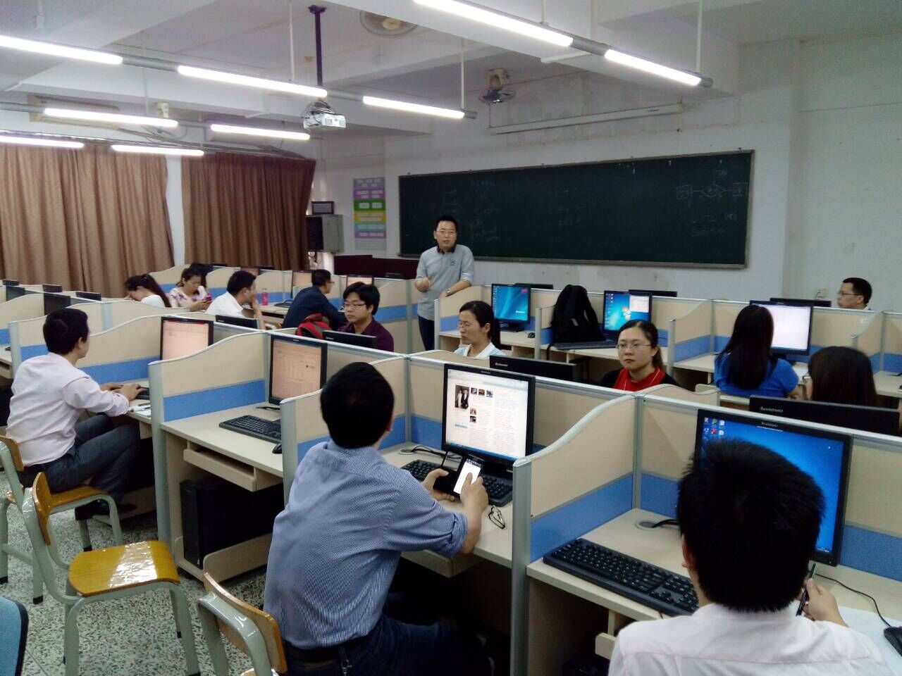 曾光辉经理和老师们探讨教学方法